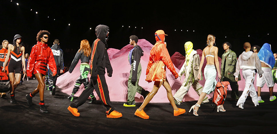 Показ коллекции певицы Рианны для бренда Puma на неделе моды в Нью-Йорке Показ коллекции певицы Рианны для бренда Puma на неделе моды в Нью-Йорке
