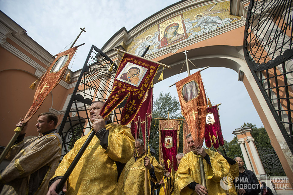 Во время крестного хода в честь дня перенесения мощей святого благоверного князя Александра Невского в Санкт-Петербурге Во время крестного хода в честь дня перенесения мощей святого благоверного князя Александра Невского в Санкт-Петербурге