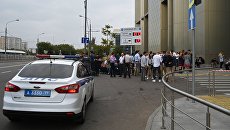 Полицейский автомобиль у торгового центра Метрополис в Москве. 13 сентября 2017 Полицейский автомобиль у торгового центра Метрополис в Москве. 13 сентября 2017