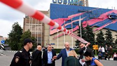 Сотрудник полиции у гостиницы Космос в Москве после сообщения о минировании. 13 сентября 2017 Сотрудник полиции у гостиницы Космос в Москве после сообщения о минировании. 13 сентября 2017