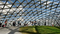 Посетители в Стеклянной коре в природно-ландшафтном парке Зарядье в Москве Посетители в Стеклянной коре в природно-ландшафтном парке Зарядье в Москве