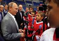 Президент РФ Владимир Путин вместе с хоккеистами сборных СССР и Канады, участвовавших в легендарной суперсерии 1972 года, общается с молодыми хоккеистами Президент РФ Владимир Путин вместе с хоккеистами сборных СССР и Канады, участвовавших в легендарной суперсерии 1972 года, общается с молодыми хоккеистами
