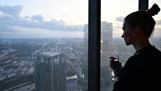 Девушка на 89 этаже Башни Федерация-Восток делового комплекса Москва-Сити. Архивное фото Девушка на 89 этаже Башни Федерация-Восток делового комплекса Москва-Сити. Архивное фото