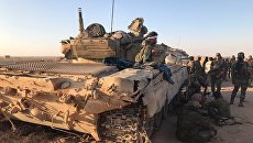 Бойцы сирийской армии отдыхают в тени техники на позициях в районе Дейр-эз-Зора. Архивное фото Бойцы сирийской армии отдыхают в тени техники на позициях в районе Дейр-эз-Зора. Архивное фото