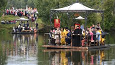 Участники VI Елисаветинского крестногой хода во время переправы через Москву-реку из села Ильинское в село Усово Участники VI Елисаветинского крестногой хода во время переправы через Москву-реку из села Ильинское в село Усово