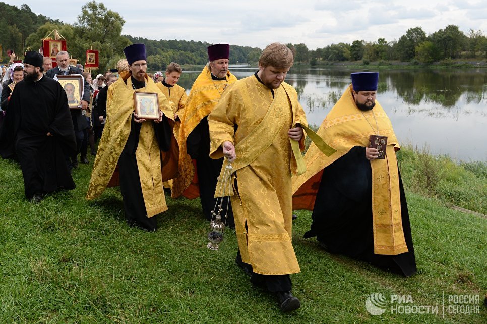 Участники VI Елисаветинского крестного хода перед переправой через Москву-реку из села Ильинское в село Усово Участники VI Елисаветинского крестного хода перед переправой через Москву-реку из села Ильинское в село Усово