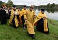 Участники VI Елисаветинского крестного хода перед переправой через Москву-реку из села Ильинское в село Усово Участники VI Елисаветинского крестного хода перед переправой через Москву-реку из села Ильинское в село Усово