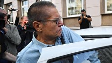 Экс-министр экономического развития Алексей Улюкаев садится в автомобиль у здания Замоскворецкого суда. 18 сентября 2017 Экс-министр экономического развития Алексей Улюкаев садится в автомобиль у здания Замоскворецкого суда. 18 сентября 2017