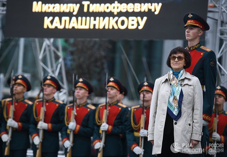 Дочь Михаила Калашникова на церемонии открытия памятника оружейнику Михаилу Калашникову в Москве. 19 сентября 2017 Дочь Михаила Калашникова на церемонии открытия памятника оружейнику Михаилу Калашникову в Москве. 19 сентября 2017