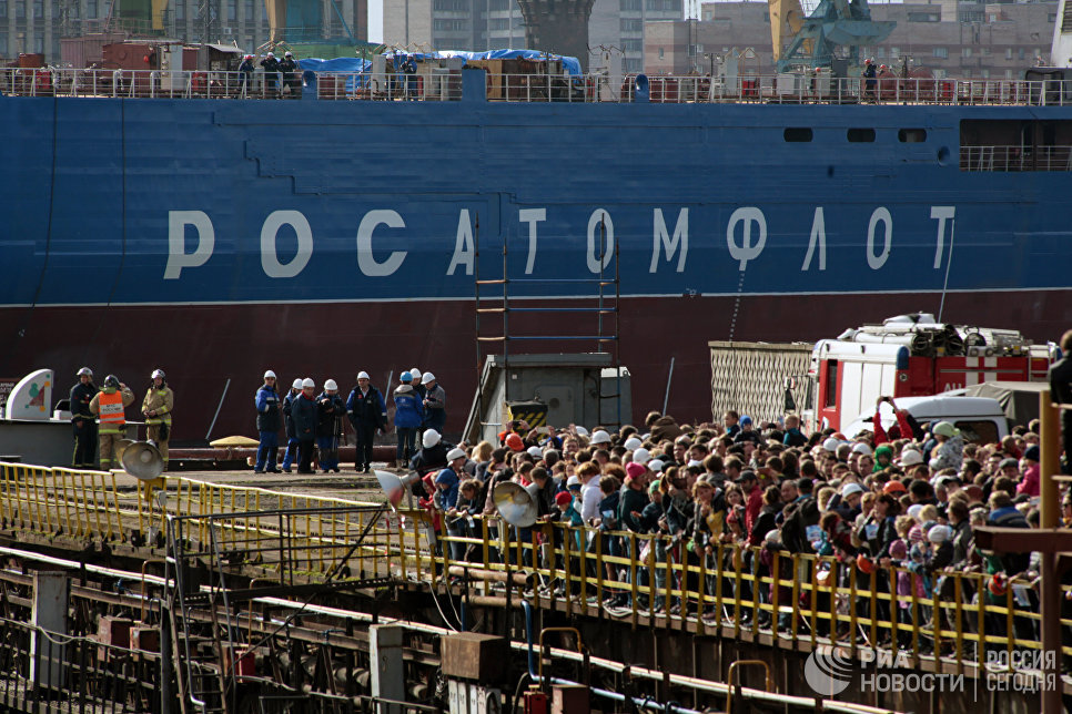 Церемония спуска на воду атомного ледокола Сибирь на Балтийском заводе в Санкт-Петербурге Церемония спуска на воду атомного ледокола Сибирь на Балтийском заводе в Санкт-Петербурге