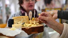 Дегустация сырной продукции на гастрономическом фестивале Золотая осень в Москве Дегустация сырной продукции на гастрономическом фестивале Золотая осень в Москве