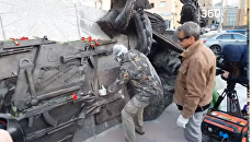 Видео демонтажа фрагмента памятника Калашникову в Москве Видео демонтажа фрагмента памятника Калашникову в Москве