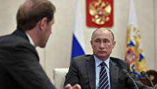 Владимир Путин во время встречи с министром промышленности и торговли РФ Денисом Мантуровым и министром экономического развития РФ Максимом Орешкиным. 23 снтября 2017 Владимир Путин во время встречи с министром промышленности и торговли РФ Денисом Мантуровым и министром экономического развития РФ Максимом Орешкиным. 23 снтября 2017