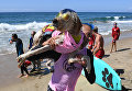 Ежегодный турнир по собачьему серфингу Surf City Surf Dog на пляже Хантингтон-Бич, Калифорния. 23 сентября 2017 года Ежегодный турнир по собачьему серфингу Surf City Surf Dog на пляже Хантингтон-Бич, Калифорния. 23 сентября 2017 года