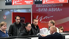 Пассажиры у стоек регистрации в аэропорту Домодедово, где произошла отмена рейсов авиакомпании ВИМ-Авиа. Архивное фото Пассажиры у стоек регистрации в аэропорту Домодедово, где произошла отмена рейсов авиакомпании ВИМ-Авиа. Архивное фото