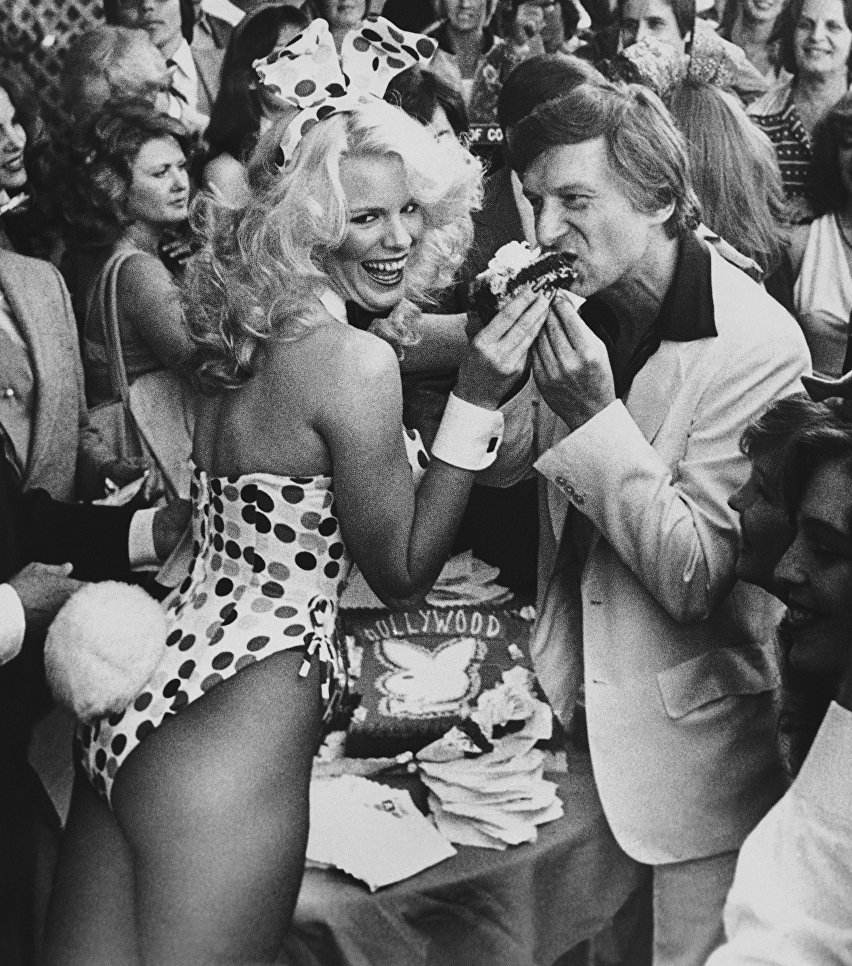 Хью Хефнер с девушкой из Playboy после награждения на Голливудской Аллее славы. 9 апреля 1980 Хью Хефнер с девушкой из Playboy после награждения на Голливудской Аллее славы. 9 апреля 1980