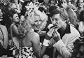 Хью Хефнер с девушкой из Playboy после награждения на Голливудской Аллее славы. 9 апреля 1980 Хью Хефнер с девушкой из Playboy после награждения на Голливудской Аллее славы. 9 апреля 1980