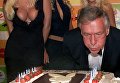 Основатель Playboy Хью Хефнер задувает свечи на свой 75-летний юбилей. 12 мая 2001 Основатель Playboy Хью Хефнер задувает свечи на свой 75-летний юбилей. 12 мая 2001