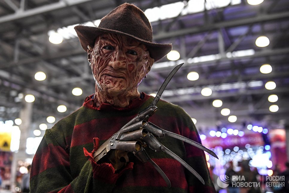 Косплеер на выставке ИгроМир-2017 и фестивале Comic Con Russia — 2017 в Москве Косплеер на выставке ИгроМир-2017 и фестивале Comic Con Russia — 2017 в Москве