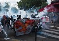 Участники акции протеста против нового трудового законодательства правительства Эммануэля Макрона в Париже Участники акции протеста против нового трудового законодательства правительства Эммануэля Макрона в Париже