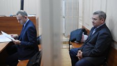 Генеральный директор авиакомпании ВИМ-Авиа Александр Кочнев, подозреваемый в хищении денежных средств пассажиров, и его адвокат Михаил Воронин в Басманном суде Москвы. 29 сентября 2017 Генеральный директор авиакомпании ВИМ-Авиа Александр Кочнев, подозреваемый в хищении денежных средств пассажиров, и его адвокат Михаил Воронин в Басманном суде Москвы. 29 сентября 2017