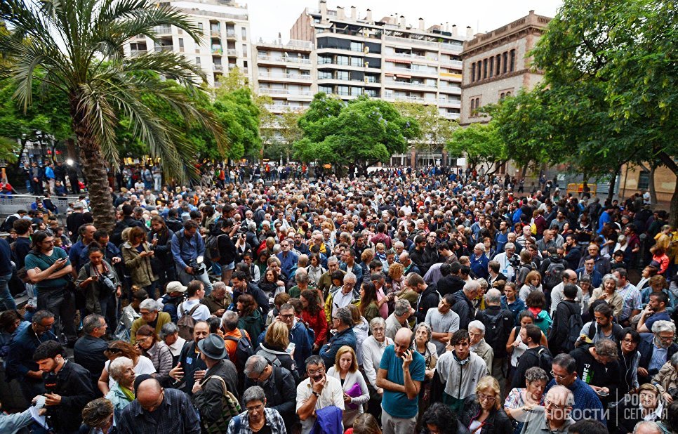 Люди ожидают открытия избирательного участка в Барселоне для дальнейшего голосования на референдуме о независимости Каталонии от Испании. 1 октября 2017