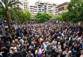 Люди ожидают открытия избирательного участка в Барселоне для дальнейшего голосования на референдуме о независимости Каталонии от Испании. 1 октября 2017 Люди ожидают открытия избирательного участка в Барселоне для дальнейшего голосования на референдуме о независимости Каталонии от Испании. 1 октября 2017