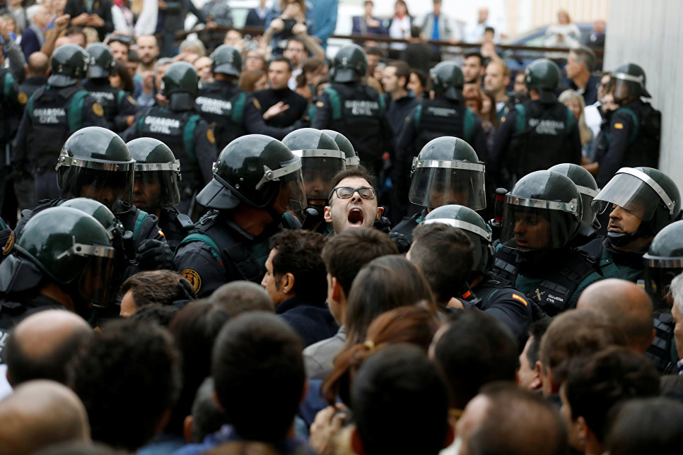 Столкновения с испанскими полицейскими в Каталонии. 1 октября 2017