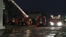 Машины МЧС во время ликвидации пожара. Архивное фото Машины МЧС во время ликвидации пожара. Архивное фото