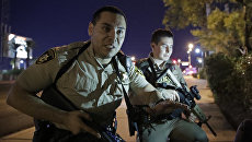 Сотрудники полиции на месте стрельбы у казино Mandalay Bay в Лас-Вегасе, США. 2 октября 2017 Сотрудники полиции на месте стрельбы у казино Mandalay Bay в Лас-Вегасе, США. 2 октября 2017