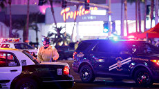 Сотрудники полиции на месте стрельбы у казино Mandalay Bay в Лас-Вегасе, США. 2 октября 2017 Сотрудники полиции на месте стрельбы у казино Mandalay Bay в Лас-Вегасе, США. 2 октября 2017