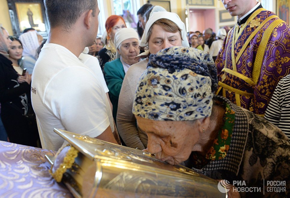 Верующие во время всенощного бдения в храме святителя Алексия, митрополита Московского в Самарканде Верующие во время всенощного бдения в храме святителя Алексия, митрополита Московского в Самарканде