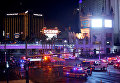 Сотрудники полиции на месте стрельбы у казино Mandalay Bay в Лас-Вегасе, США. 2 октября 2017 Сотрудники полиции на месте стрельбы у казино Mandalay Bay в Лас-Вегасе, США. 2 октября 2017