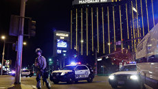 Полиция на месте стрельбы у казино Mandalay Bay в Лас-Вегасе. 2 октября 2017 Полиция на месте стрельбы у казино Mandalay Bay в Лас-Вегасе. 2 октября 2017