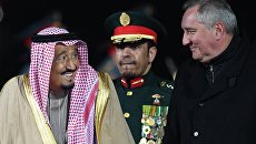 Король Саудовской Аравии Сальман Бен Абдель Азиз Аль Сауд и Дмитрий Рогозин во время официальной встречи в аэропорту Внуково-2. 4 октября 2017 Король Саудовской Аравии Сальман Бен Абдель Азиз Аль Сауд и Дмитрий Рогозин во время официальной встречи в аэропорту Внуково-2. 4 октября 2017