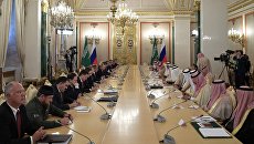 Президент РФ Владимир Путин и король Саудовской Аравии Сальман Бен Абдель Азиз Аль Сауд во время российско-саудовских переговоров. 5 октября 2017 Президент РФ Владимир Путин и король Саудовской Аравии Сальман Бен Абдель Азиз Аль Сауд во время российско-саудовских переговоров. 5 октября 2017
