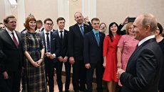 Владимир Путин во время встречи с лауреатами конкурса Учитель года России – 2017. 5 октября 2017 Владимир Путин во время встречи с лауреатами конкурса Учитель года России – 2017. 5 октября 2017