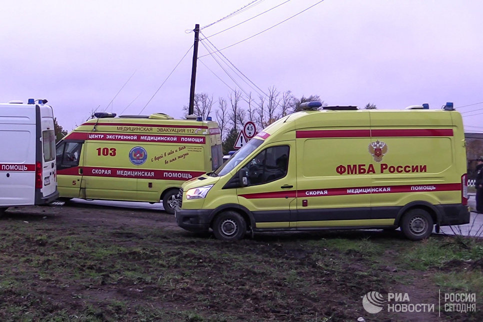 Кареты скорой помощи на месте столкновения пассажирского автобуса c поездом на железнодорожном переезде во Владимирской области. 6 октября 2017 Кареты скорой помощи на месте столкновения пассажирского автобуса c поездом на железнодорожном переезде во Владимирской области. 6 октября 2017
