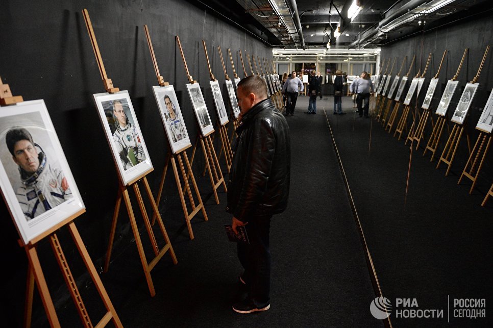 Посетители на фотовыставке МИА Россия сегодня в рамках премьеры фильма Салют-7 в кинотеатре Октябрь