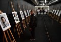 Посетители на фотовыставке МИА Россия сегодня в рамках премьеры фильма Салют-7 в кинотеатре Октябрь Посетители на фотовыставке МИА Россия сегодня в рамках премьеры фильма Салют-7 в кинотеатре Октябрь