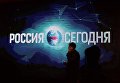 Посетители на фотовыставке МИА Россия сегодня в рамках премьеры фильма Салют-7 в кинотеатре Октябрь Посетители на фотовыставке МИА Россия сегодня в рамках премьеры фильма Салют-7 в кинотеатре Октябрь