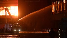 Сотрудники пожарной охраны МЧС РФ во время тушения пожара на строительном рынке Синдика. 8 октября 2017 Сотрудники пожарной охраны МЧС РФ во время тушения пожара на строительном рынке Синдика. 8 октября 2017