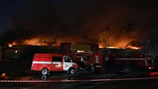 Автомобили пожарной охраны МЧС РФ во время тушения пожара на строительном рынке Синдика, расположенном у МКАД в районе Строгино. 8 октября 2017 Автомобили пожарной охраны МЧС РФ во время тушения пожара на строительном рынке Синдика, расположенном у МКАД в районе Строгино. 8 октября 2017