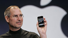 Генеральный директор Apple Стив Джобс показывает iPhone на конференции MacWorld Expo. 9 января 2007 год Генеральный директор Apple Стив Джобс показывает iPhone на конференции MacWorld Expo. 9 января 2007 год
