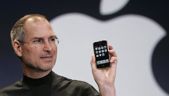 Генеральный директор Apple Стив Джобс показывает iPhone на конференции MacWorld Expo. 9 января 2007 год