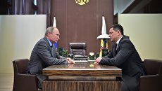 Владимир Путин и временно исполняющий обязанности губернатора Псковской област Михаил Ведерников во время встречи. 12 октября 2017 Владимир Путин и временно исполняющий обязанности губернатора Псковской област Михаил Ведерников во время встречи. 12 октября 2017