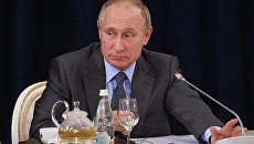 Владимир Путин во время встречи с представителями деловых кругов Германии. 12 октября 2017 Владимир Путин во время встречи с представителями деловых кругов Германии. 12 октября 2017