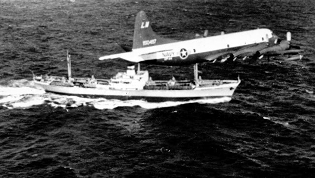 Самолет ВМС США Lockheed P-3A-20-LO Orion пролетает над советским судном Металлург Аносов в период Карибского кризис. 9 ноября 1962 года