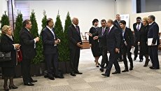 Президент РФ Владимир Путин во время встречи с членами исполнительного комитета Межпарламентского союза перед церемонией открытия 137-й Ассамблеи МПС в Санкт-Петербурге. 14 октября 2017 Президент РФ Владимир Путин во время встречи с членами исполнительного комитета Межпарламентского союза перед церемонией открытия 137-й Ассамблеи МПС в Санкт-Петербурге. 14 октября 2017