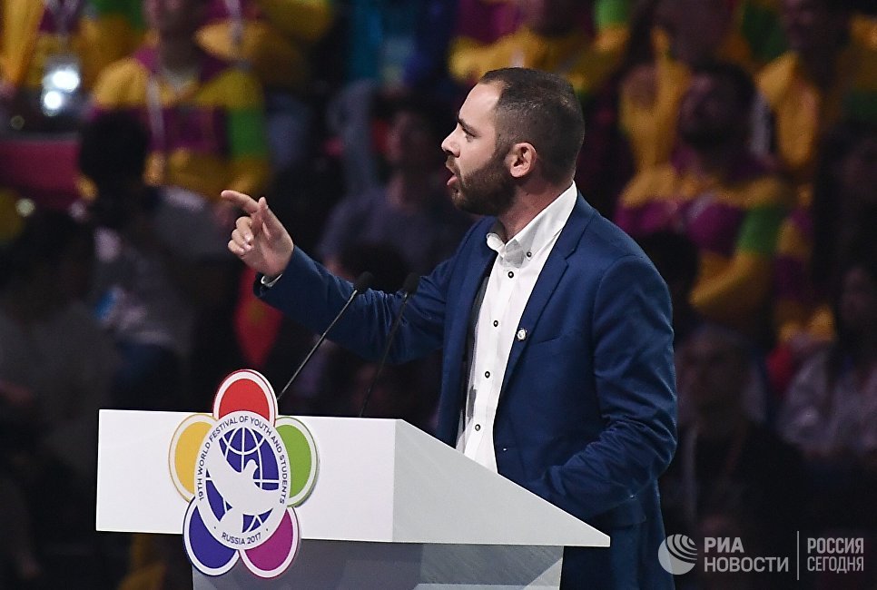 Президент Всемирной федерации демократической молодежи Николас Пападимитриу на церемонии открытия XIX Всемирного фестиваля молодежи и студентов в Ледовом дворце Большой в Сочи. Президент Всемирной федерации демократической молодежи Николас Пападимитриу на церемонии открытия XIX Всемирного фестиваля молодежи и студентов в Ледовом дворце Большой в Сочи.